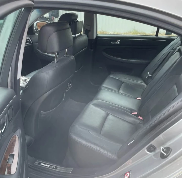 2011 Hyundai Genesis - Image 12 of 17