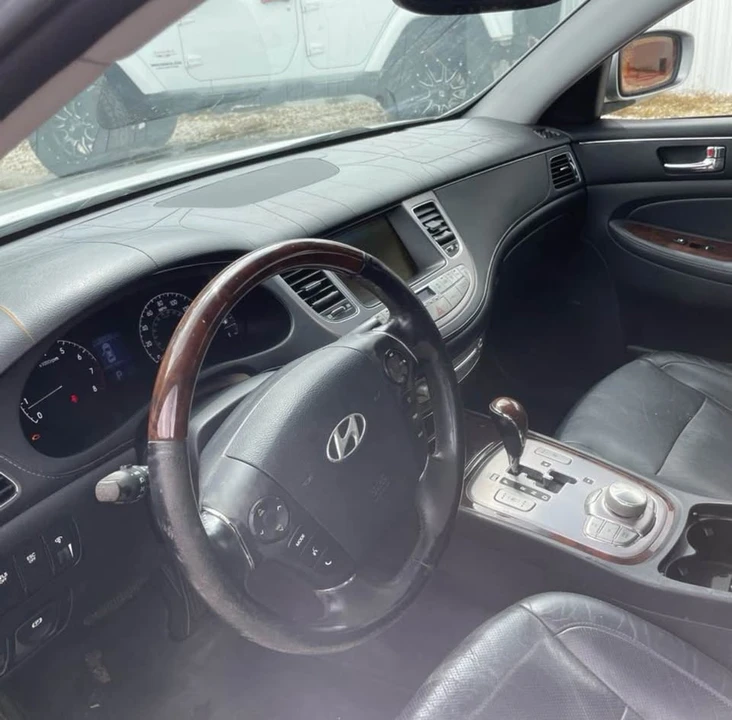 2011 Hyundai Genesis - Image 15 of 17