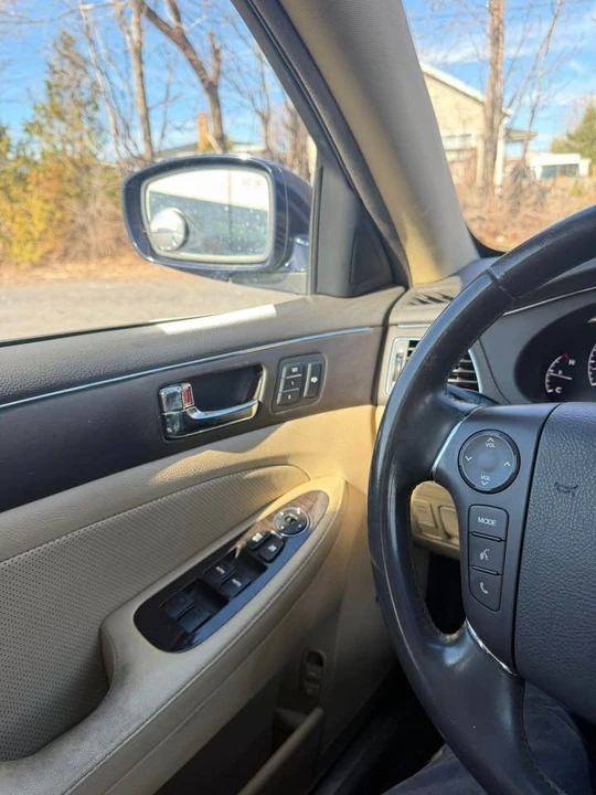2011 Hyundai Genesis - Image 14 of 15