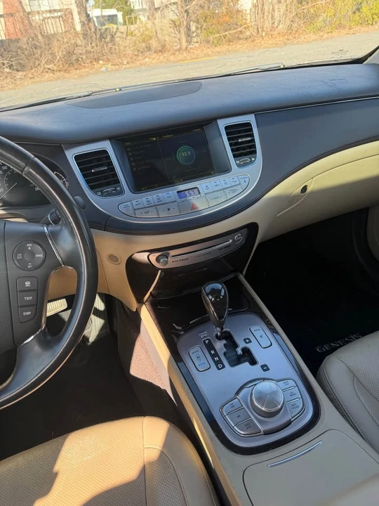 2011 Hyundai Genesis - Image 14 of 18