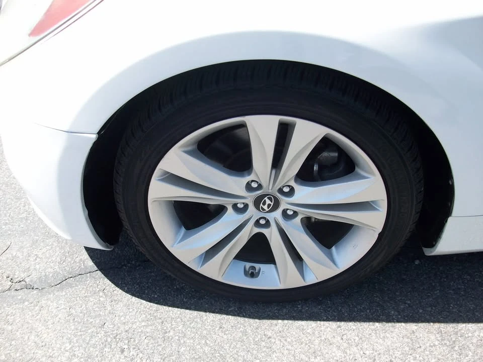 2011 Hyundai Genesis - Image 13 of 20