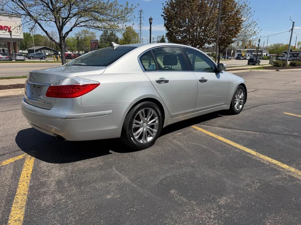2011 Hyundai Genesis - Image 5 of 17