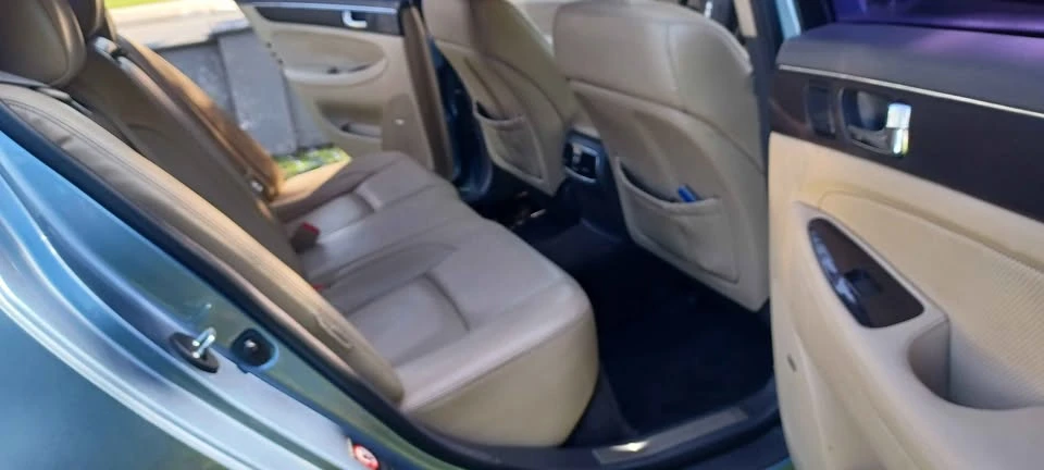 2011 Hyundai Genesis - Image 9 of 18