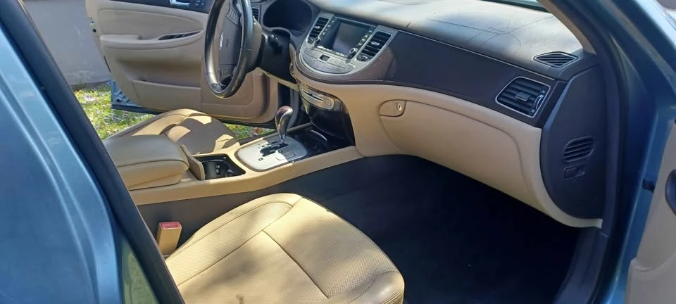 2011 Hyundai Genesis - Image 13 of 18