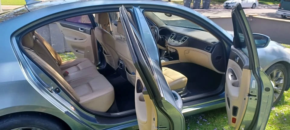 2011 Hyundai Genesis - Image 8 of 18