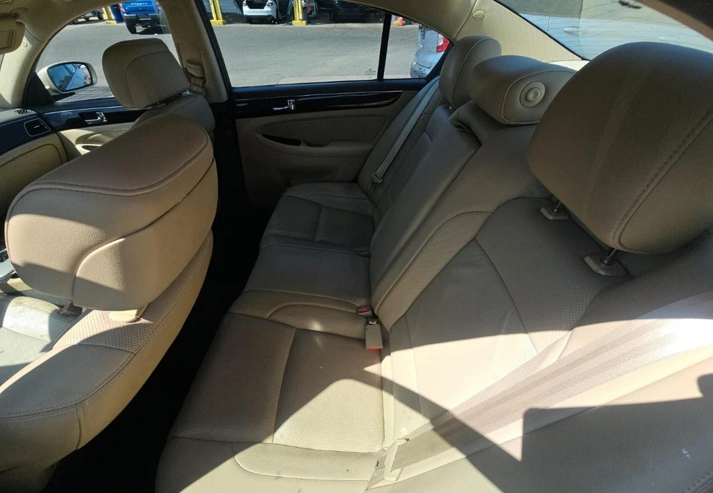 2011 Hyundai Genesis - Image 15 of 17