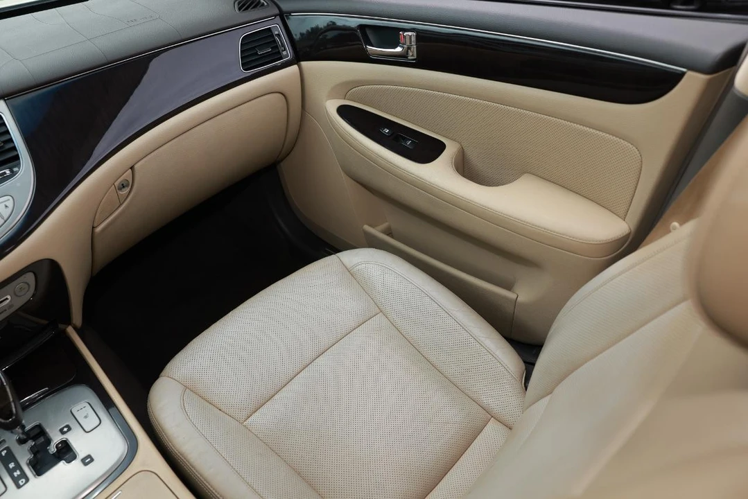 2011 Hyundai Genesis - Image 22 of 31