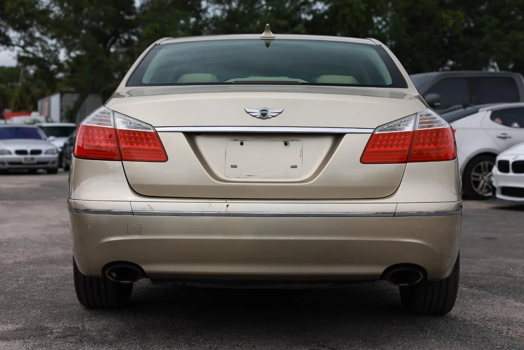 2011 Hyundai Genesis - Image 7 of 31