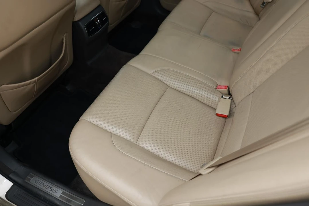 2011 Hyundai Genesis - Image 10 of 31