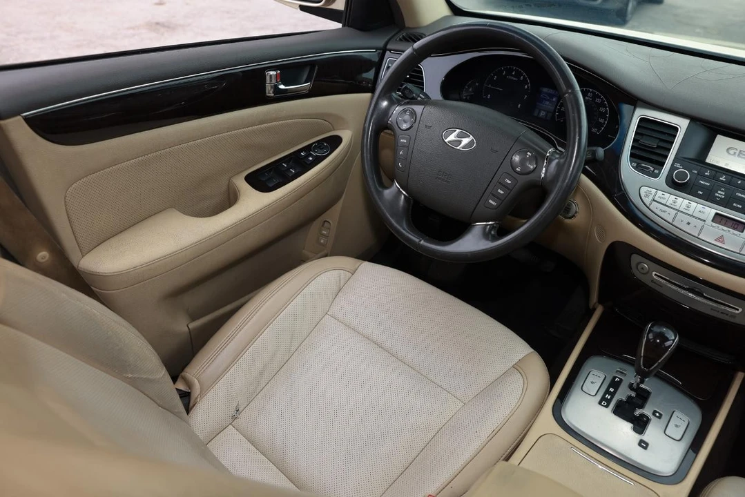 2011 Hyundai Genesis - Image 20 of 31
