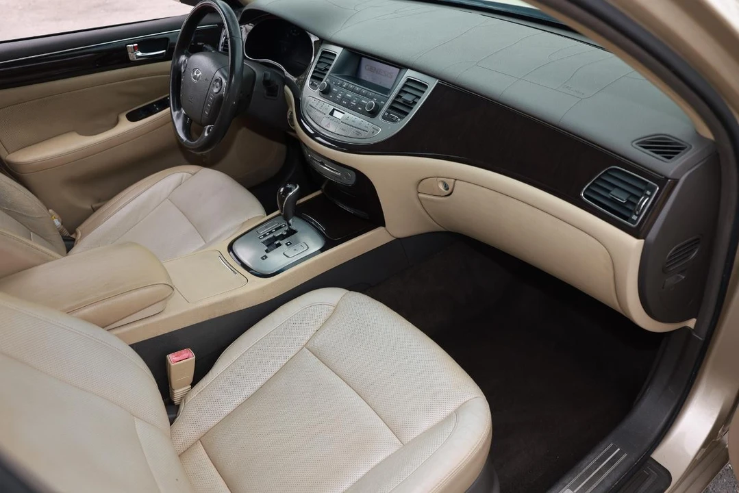 2011 Hyundai Genesis - Image 18 of 31
