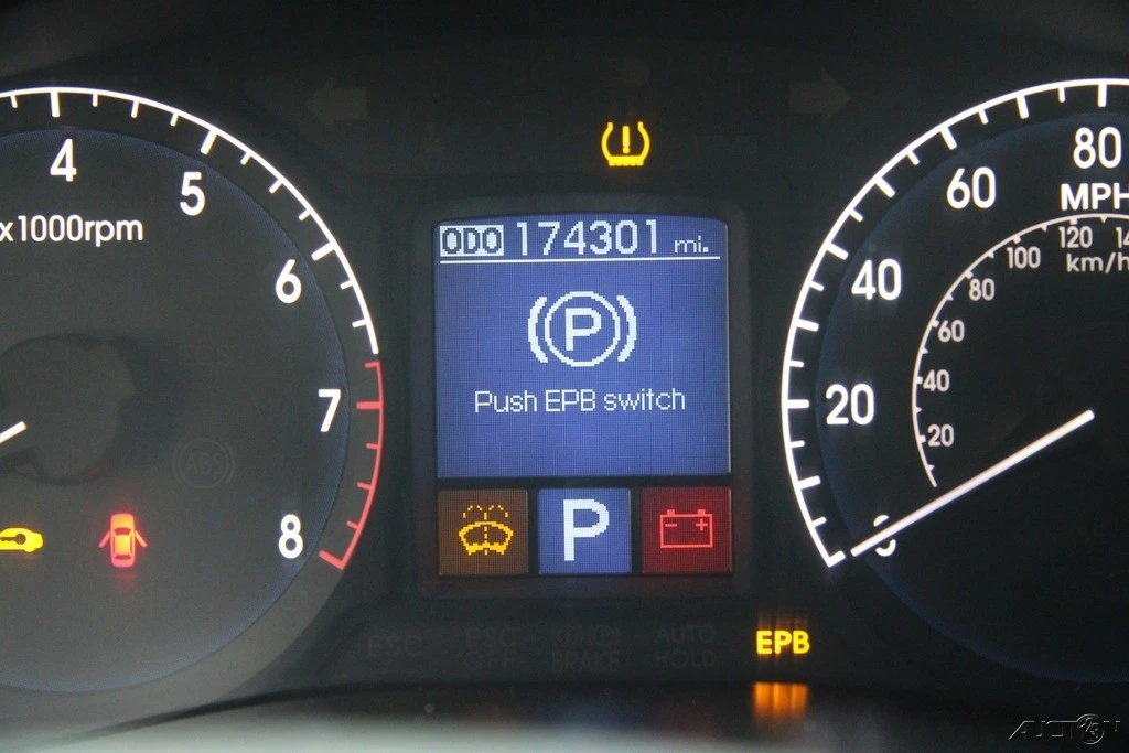 2011 Hyundai Genesis - Image 17 of 21