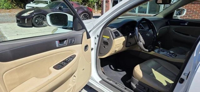 2011 Hyundai Genesis - Image 10 of 20