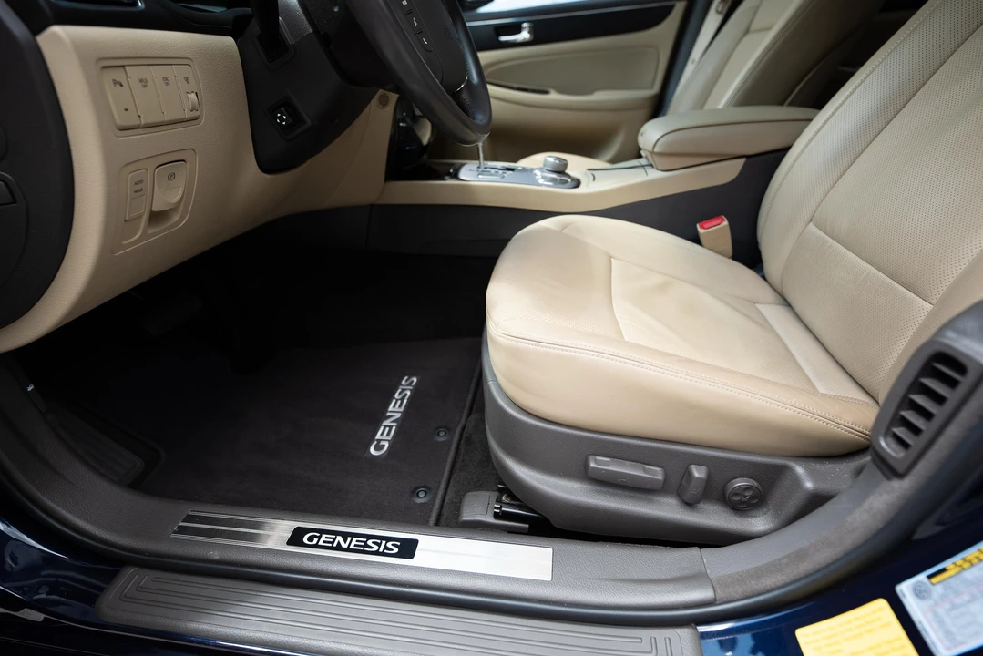 2011 Hyundai Genesis - Image 25 of 31