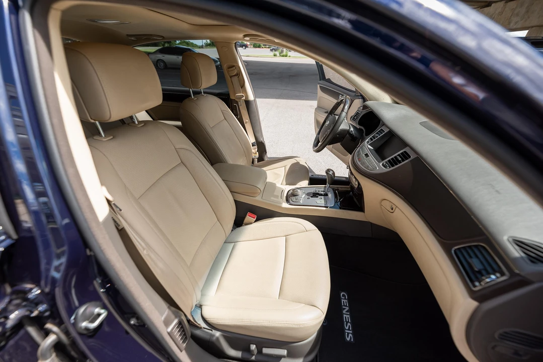 2011 Hyundai Genesis - Image 21 of 31