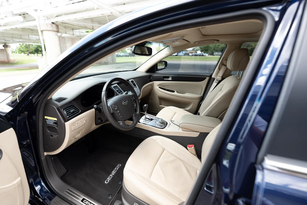 2011 Hyundai Genesis - Image 24 of 31