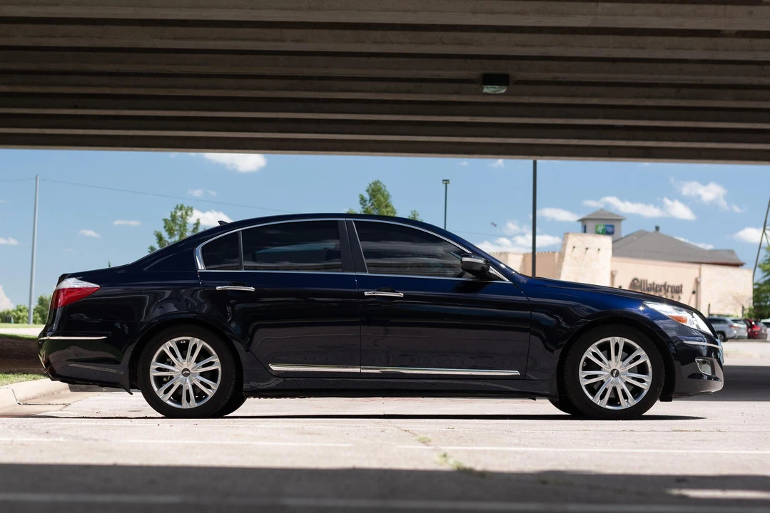 2011 Hyundai Genesis - Image 8 of 31