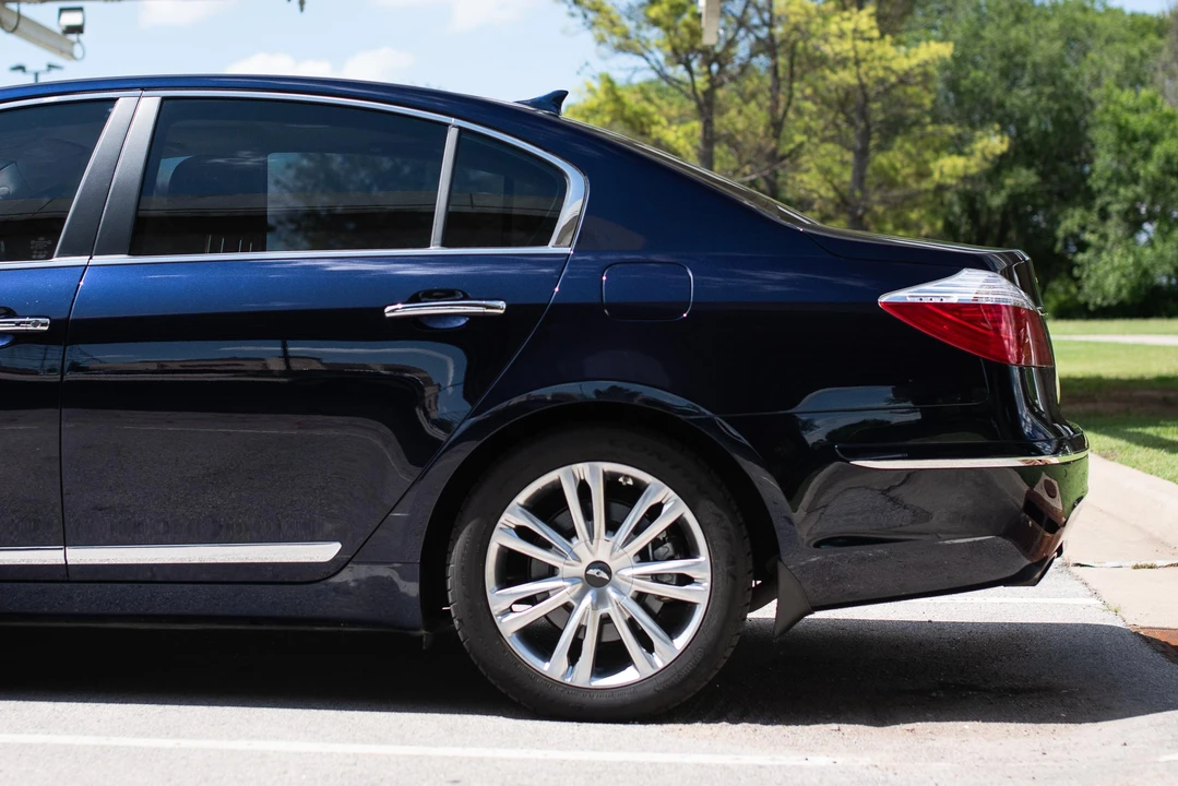 2011 Hyundai Genesis - Image 16 of 31