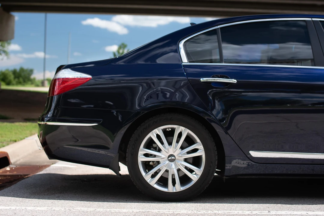 2011 Hyundai Genesis - Image 17 of 31