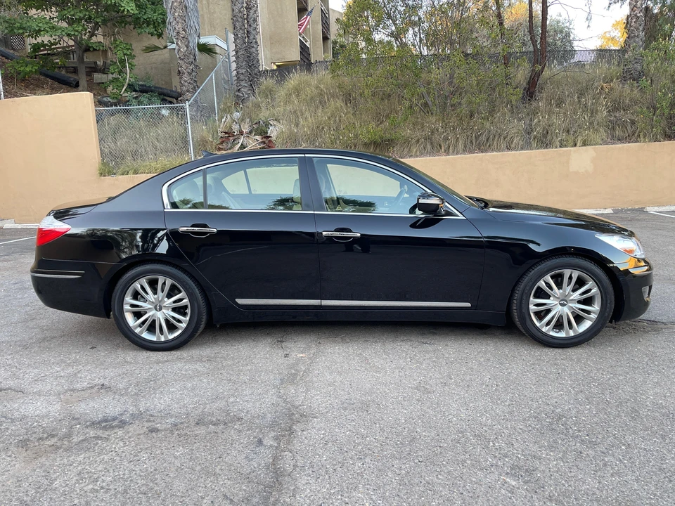 2011 Hyundai Genesis - Image 8 of 31