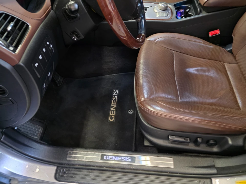 2011 Hyundai Genesis - Image 18 of 31