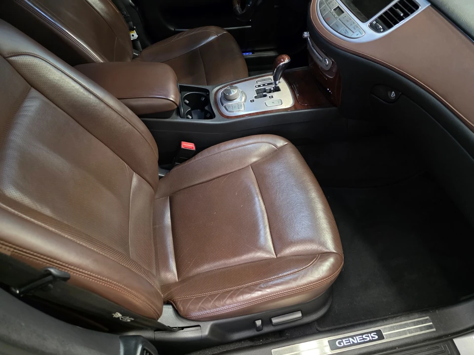 2011 Hyundai Genesis - Image 26 of 31