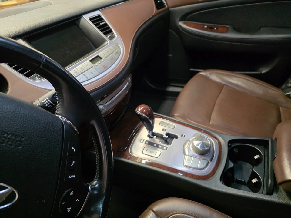 2011 Hyundai Genesis - Image 19 of 31