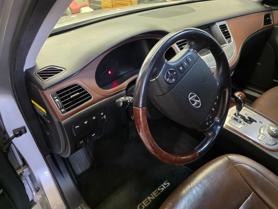 2011 Hyundai Genesis - Image 16 of 31