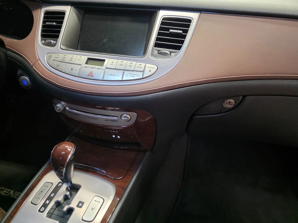2011 Hyundai Genesis - Image 23 of 31