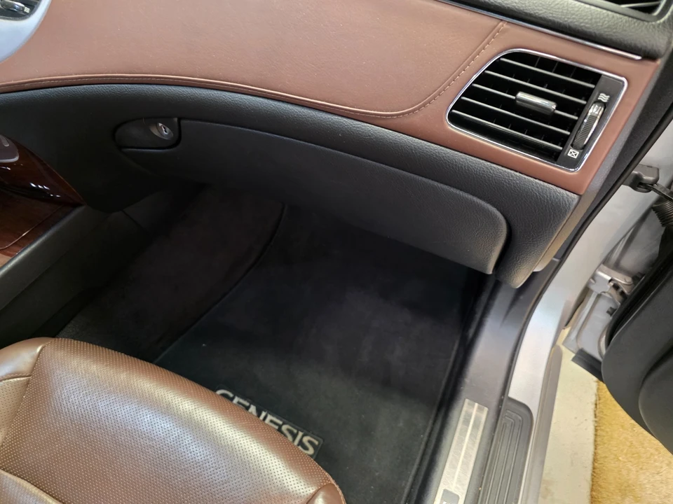 2011 Hyundai Genesis - Image 25 of 31
