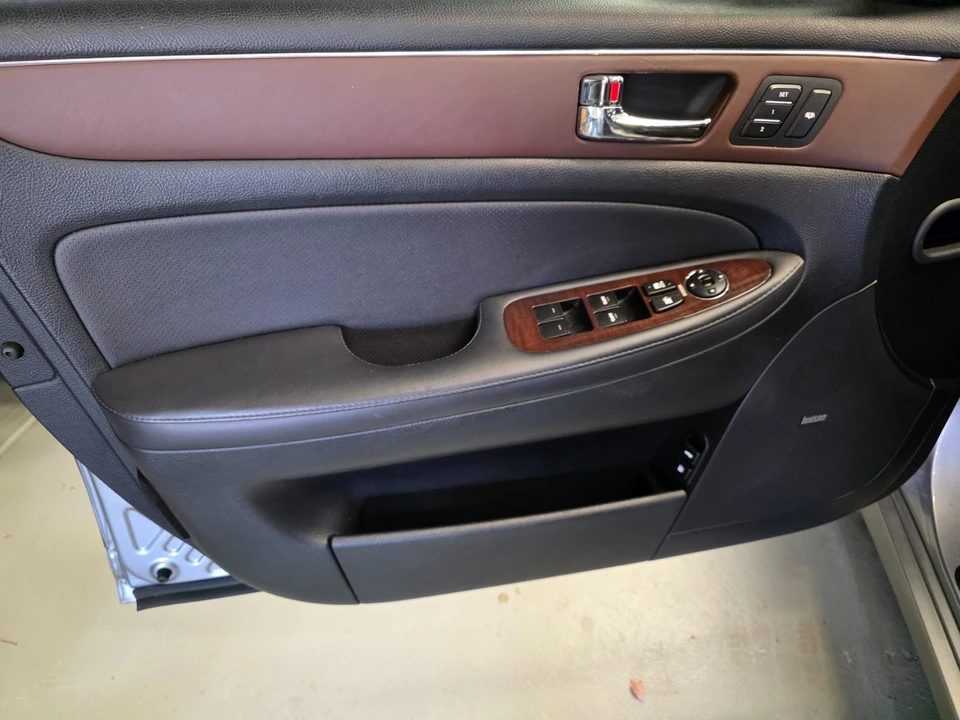 2011 Hyundai Genesis - Image 14 of 31