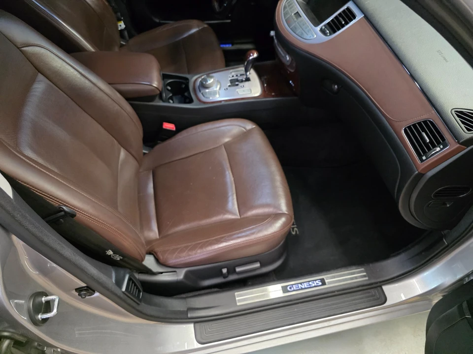 2011 Hyundai Genesis - Image 27 of 31