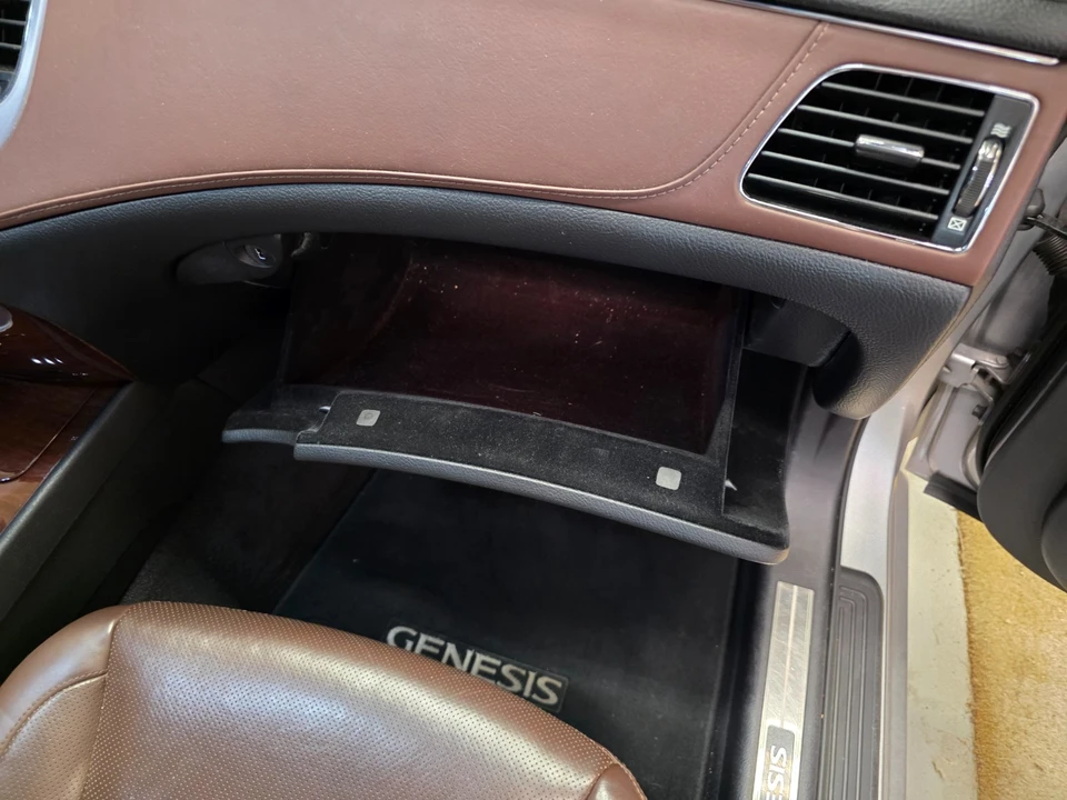 2011 Hyundai Genesis - Image 28 of 31