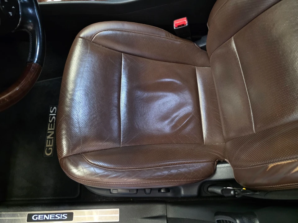 2011 Hyundai Genesis - Image 17 of 31