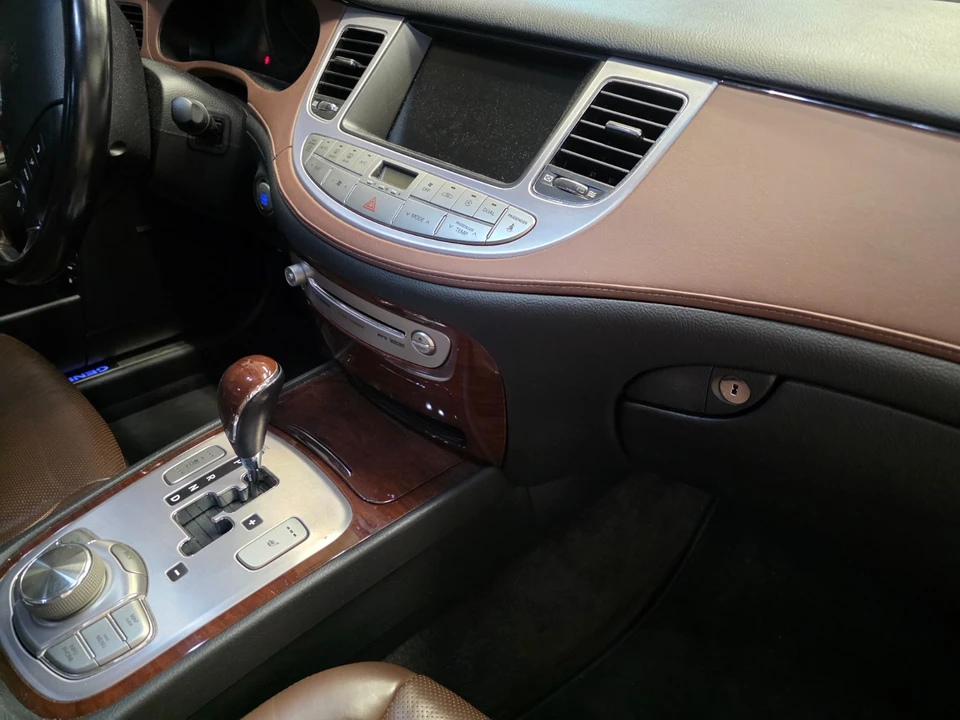 2011 Hyundai Genesis - Image 24 of 31