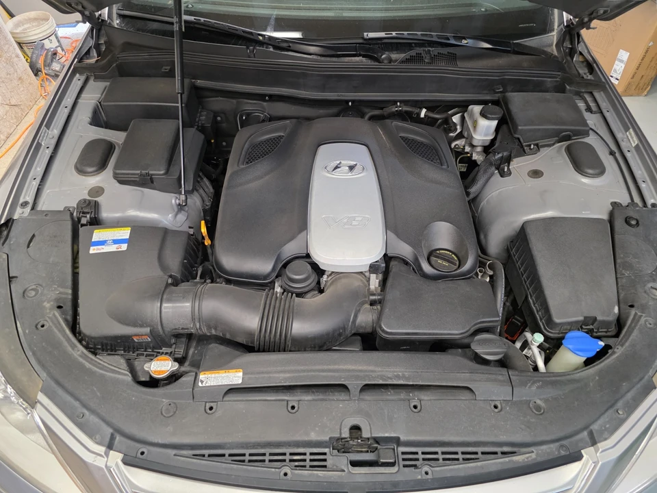 2011 Hyundai Genesis - Image 13 of 31
