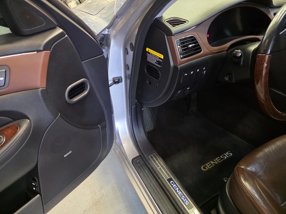 2011 Hyundai Genesis - Image 15 of 31