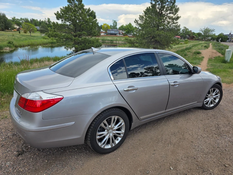 2011 Hyundai Genesis - Image 2 of 31