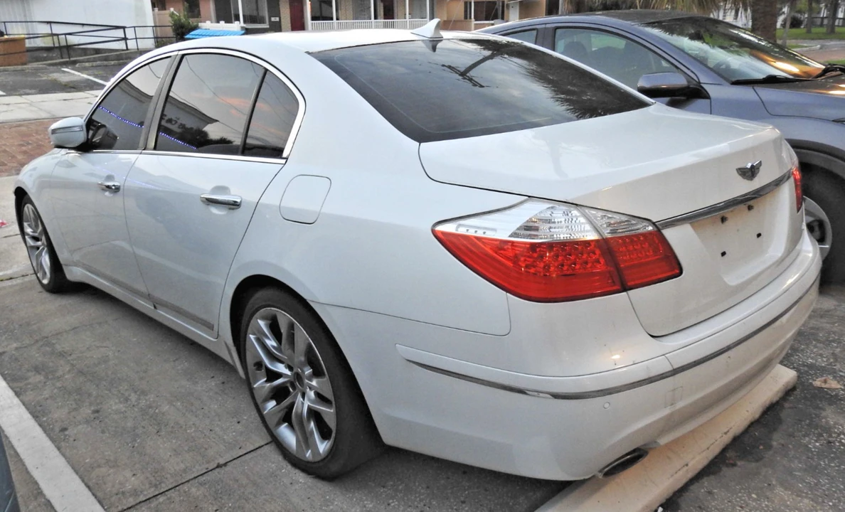 2011 Hyundai Genesis - Image 6 of 25