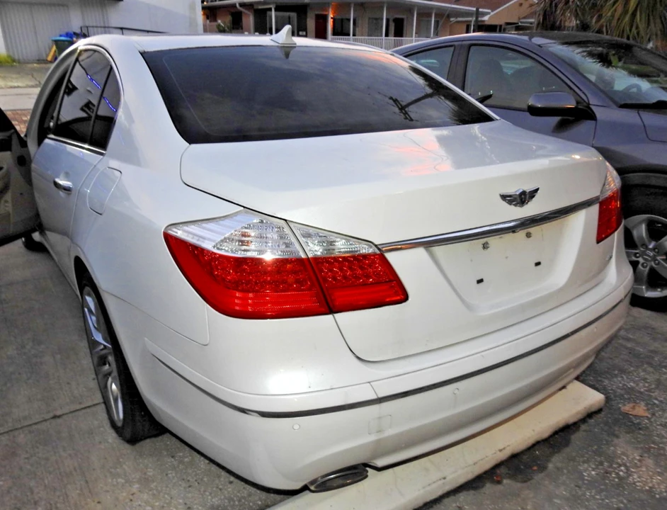 2011 Hyundai Genesis - Image 5 of 25