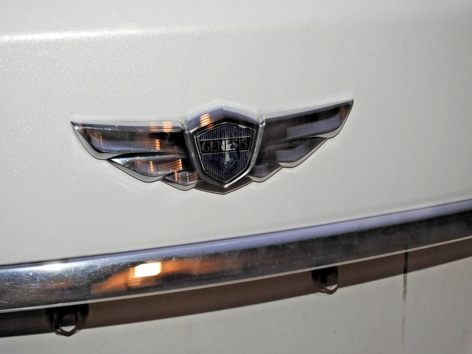 2011 Hyundai Genesis - Image 7 of 25