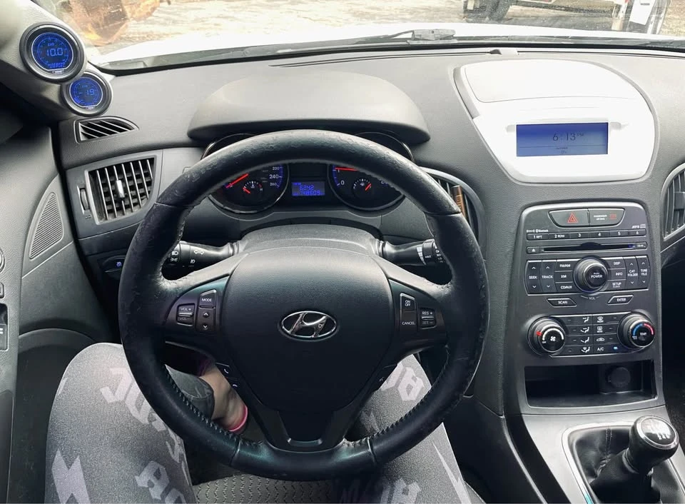 2011 Hyundai Genesis Coupe - Image 7 of 10