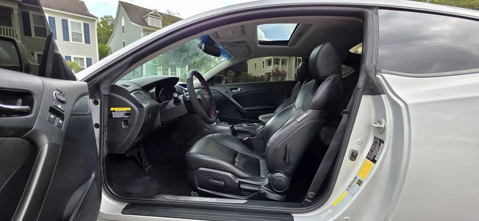 2011 Hyundai Genesis Coupe - Image 10 of 15