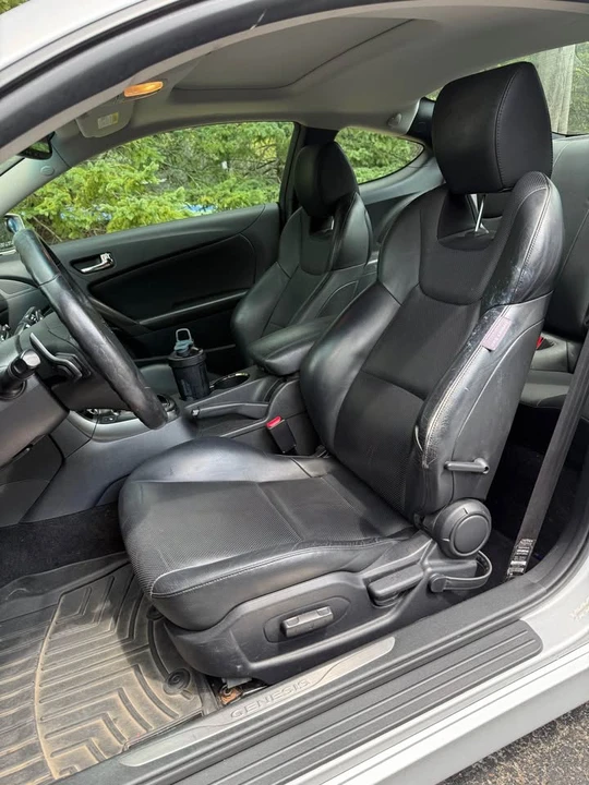 2011 Hyundai Genesis Coupe - Image 10 of 17