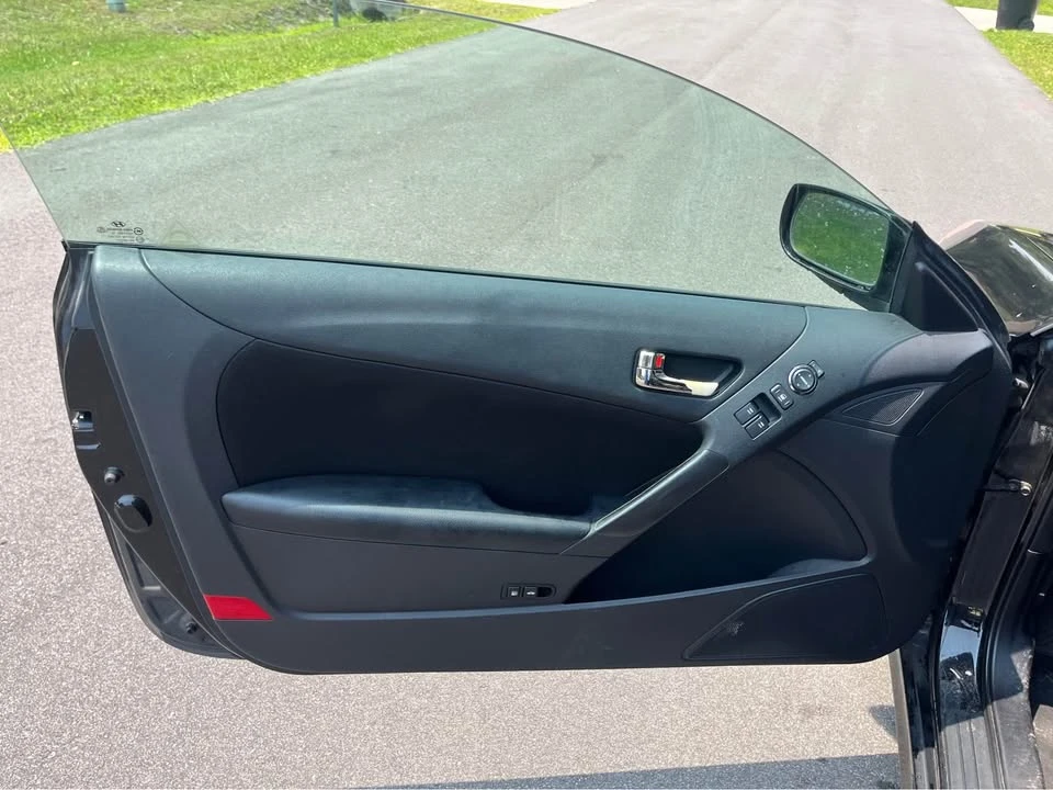 2011 Hyundai Genesis Coupe - Image 10 of 12