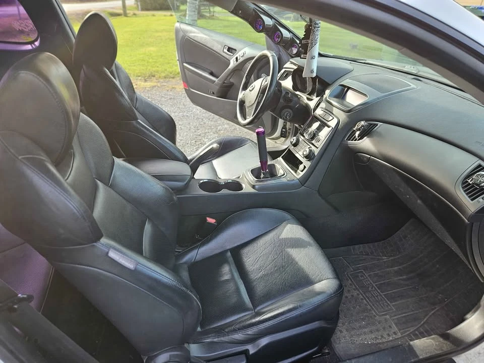 2011 Hyundai Genesis Coupe - Image 6 of 10