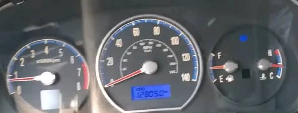 2011 Hyundai Santa Fe - Image 9 of 12