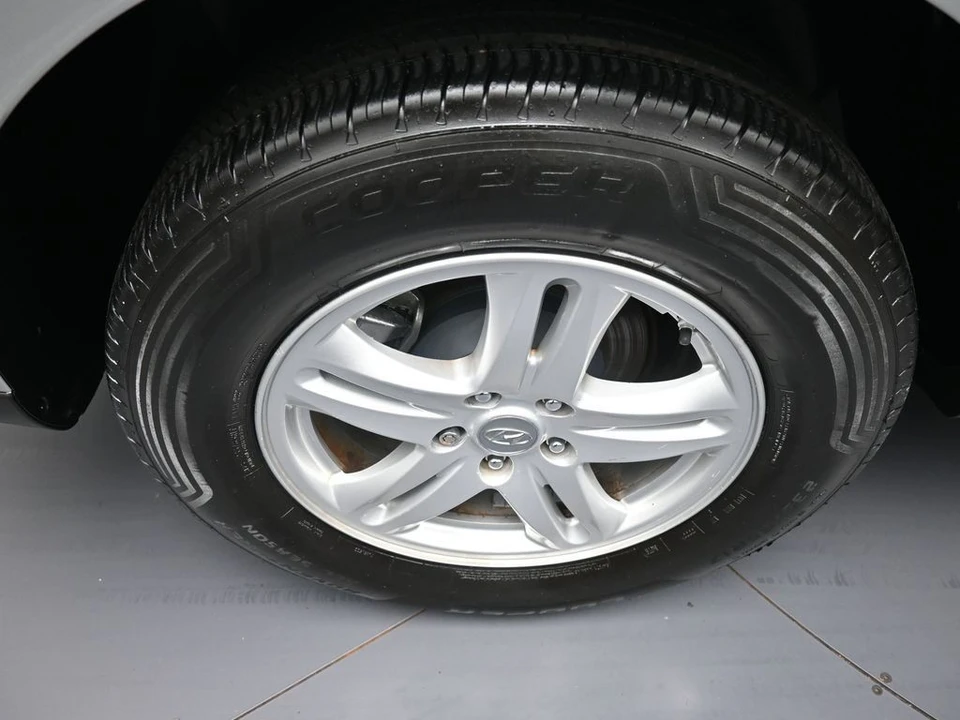 2011 Hyundai Santa Fe - Image 12 of 21