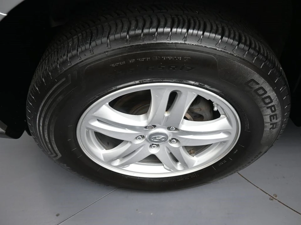 2011 Hyundai Santa Fe - Image 14 of 21