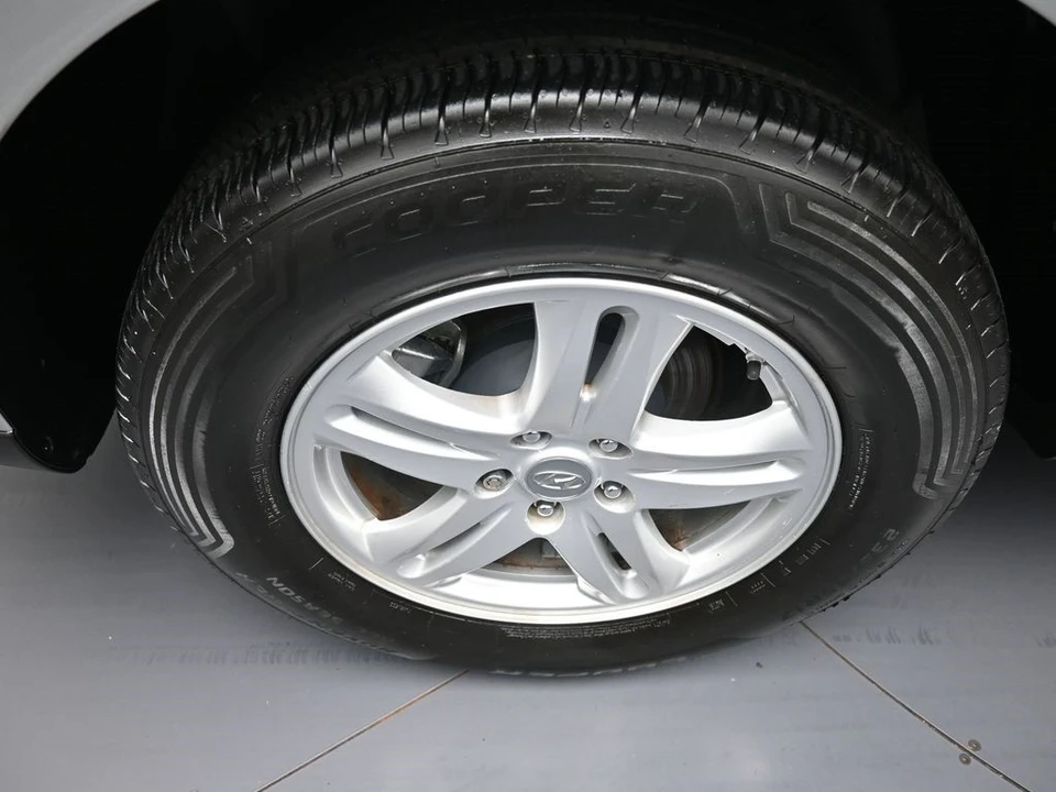 2011 Hyundai Santa Fe - Image 12 of 21